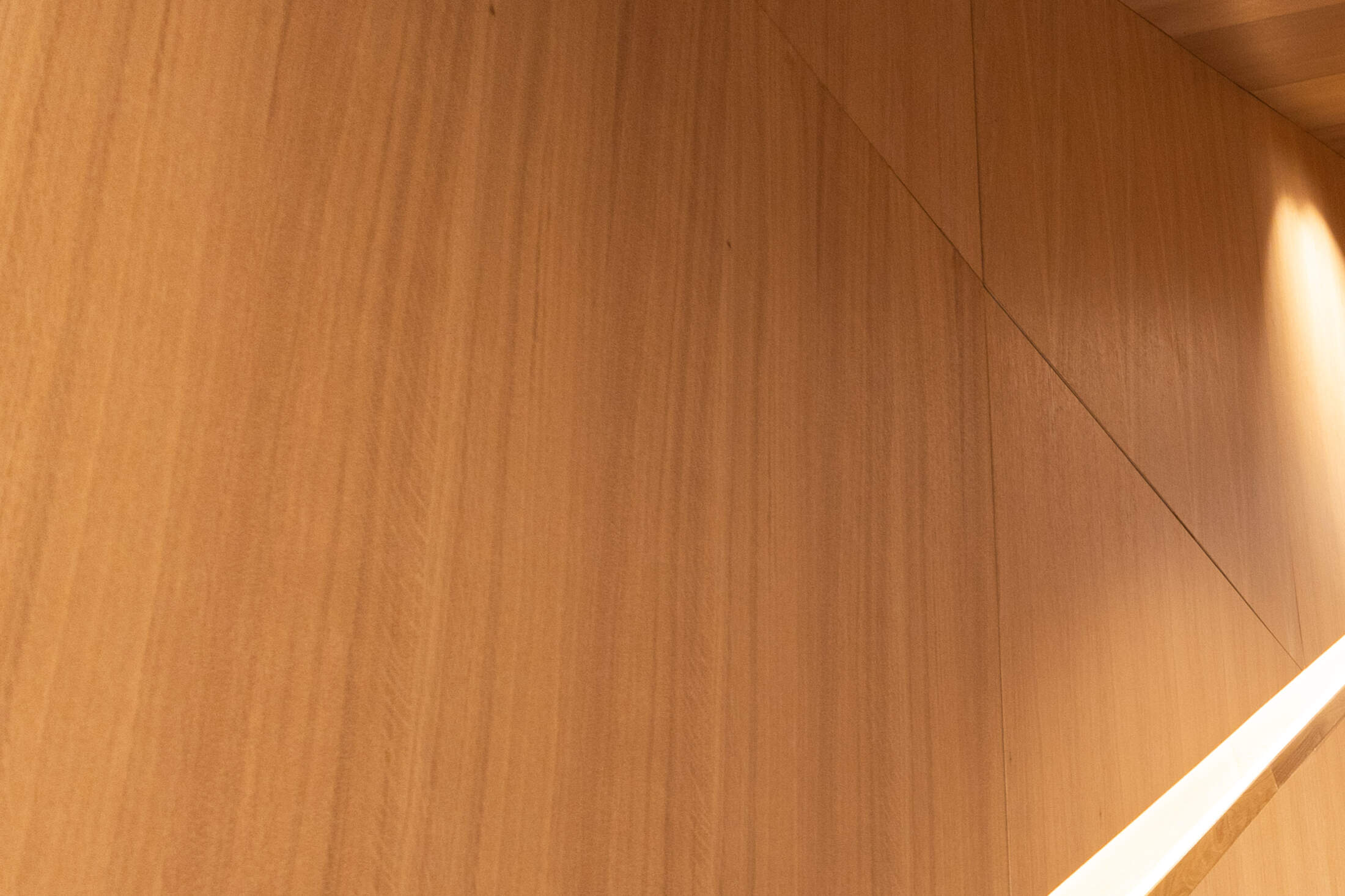 Woodify – Bolstad kulturgård-41 Thermowood er en bærekraftig og holdbar løsning for utvendig kledning. Brannimpregnert kledning gir sikkerhet og estetikk til utvendige flater.Interiørfinér skaper elegante innvendige overflater, mens toppfinér passer for eksklusive prosjekter.Brannpanel gir en stilren og brannsikker løsning, og thermofuru er et miljøvennlig alternativ for naturlige fasader.Konstruksjonsfinér er sterkt og pålitelig, ideelt for krevende byggeprosjekter.