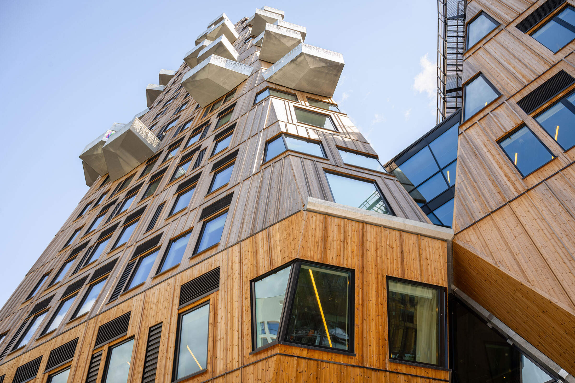 Thermowood er en bærekraftig og holdbar løsning for utvendig kledning. Brannimpregnert kledning gir sikkerhet og estetikk til utvendige flater.Interiørfinér skaper elegante innvendige overflater, mens toppfinér passer for eksklusive prosjekter.Brannpanel gir en stilren og brannsikker løsning, og thermofuru er et miljøvennlig alternativ for naturlige fasader.Konstruksjonsfinér er sterkt og pålitelig, ideelt for krevende byggeprosjekter.