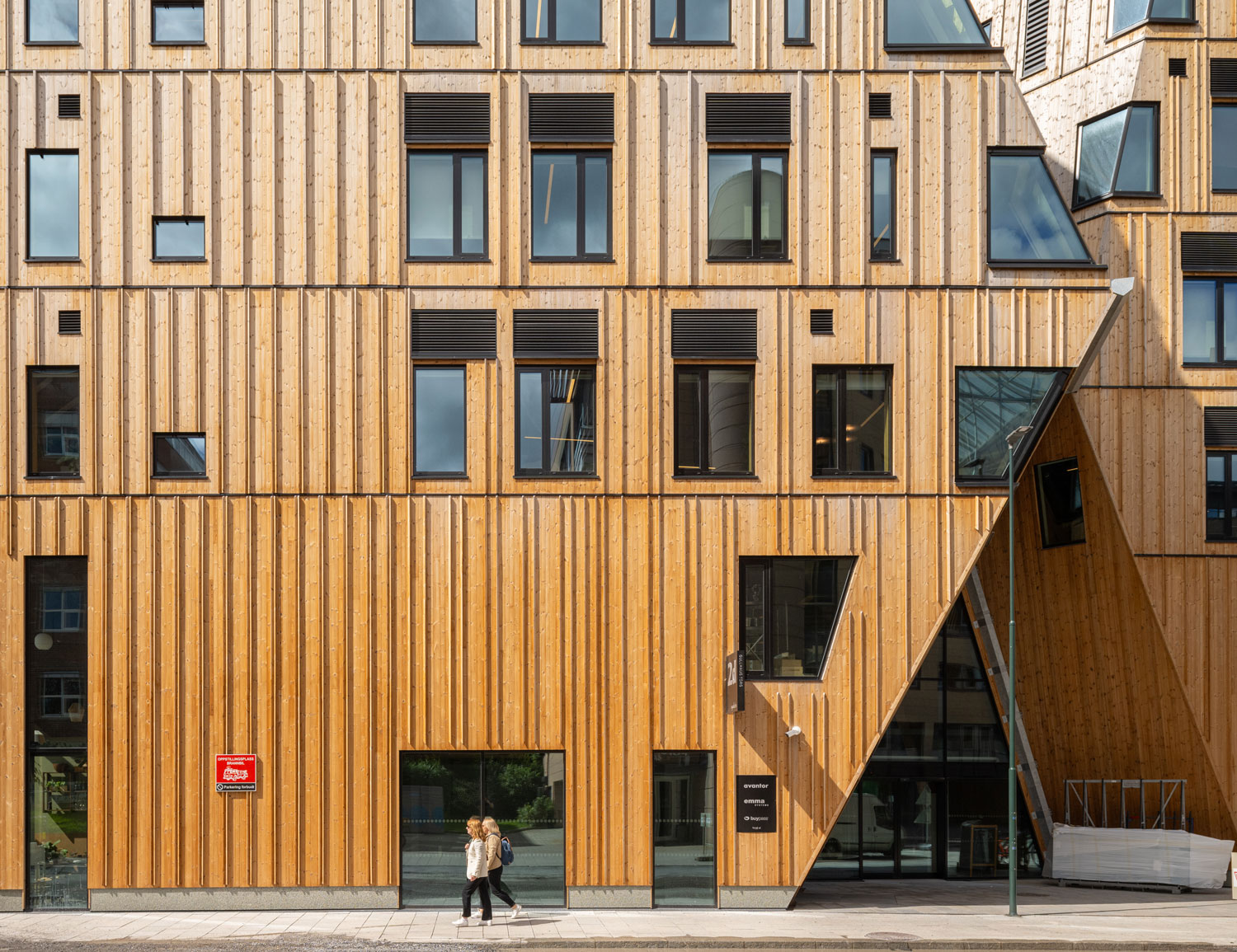 Thermowood er en holdbar og bærekraftig løsning for utvendig kledning, ideell for moderne byggeprosjekter. Brannimpregnert kledning gir økt brannsikkerhet samtidig som den opprettholder estetisk kvalitet, perfekt for utvendige flater som krever ekstra sikkerhet.Interiørfinér er et høykvalitetsmateriale som gir elegante og tidløse innvendige overflater. For de som ønsker det lille ekstra, er toppfinér et premium valg som passer for eksklusive interiørprosjekter.Brannpanel kombinerer stil og funksjonalitet, og gir moderne prosjekter en brannsikker løsning med et stilrent uttrykk. Thermofuru er et miljøvennlig og holdbart alternativ som gir utvendige fasader en naturlig og varm karakter.Til krevende byggeprosjekter er konstruksjonsfinér en sterk og pålitelig løsning som tåler belastning og gir nødvendig stabilitet.