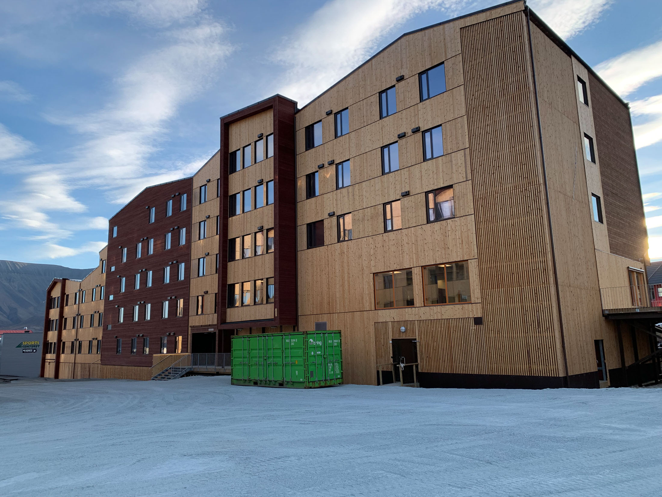 Svalbard Folkehøgskole Woodify Svalbard Folkehøgskole med Thermowood i furu fra Woodify