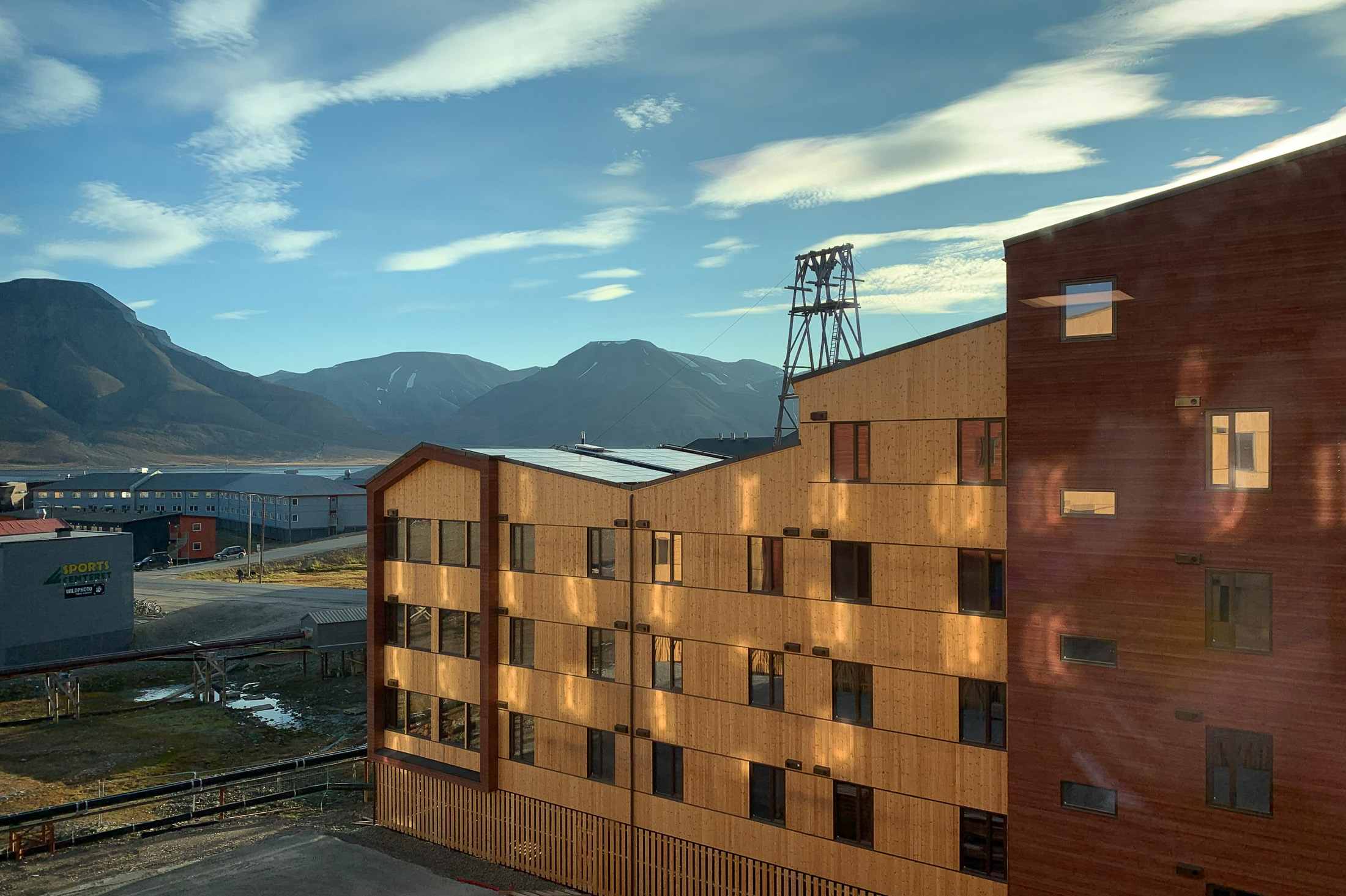 Svalbard Folkehøgskole med Thermowood i furu fra Woodify