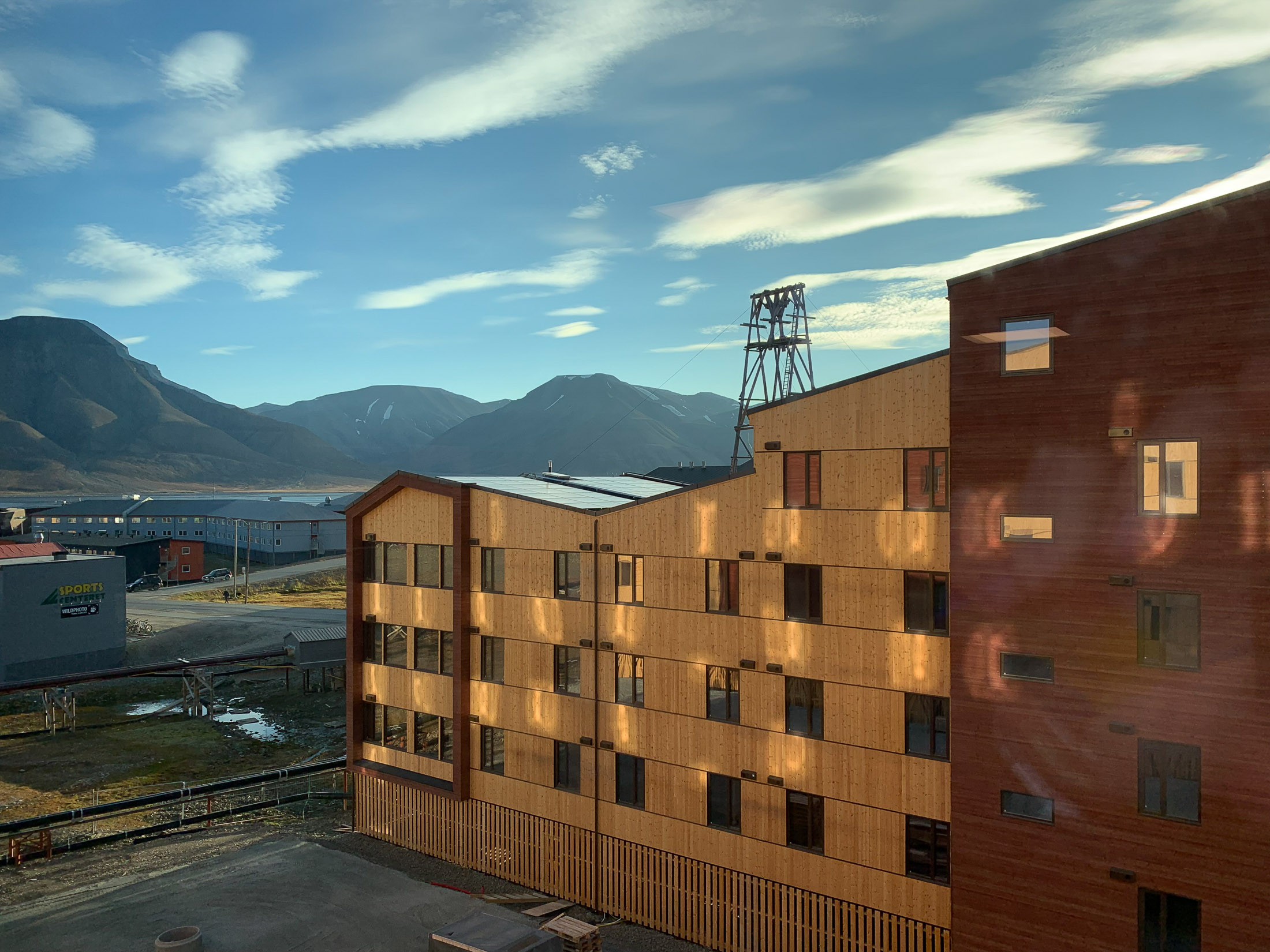 Svalbard Folkehøgskole med Thermowood i furu fra Woodify