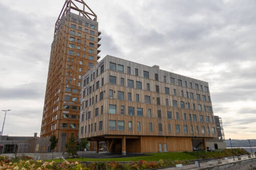 Woodify har levert Thermowood natur til kontorbygget på Mjøstomta