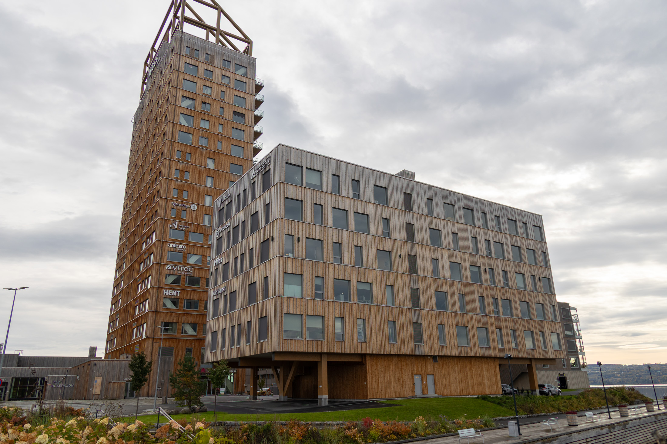 Woodify har levert Thermowood natur til kontorbygget på Mjøstomta