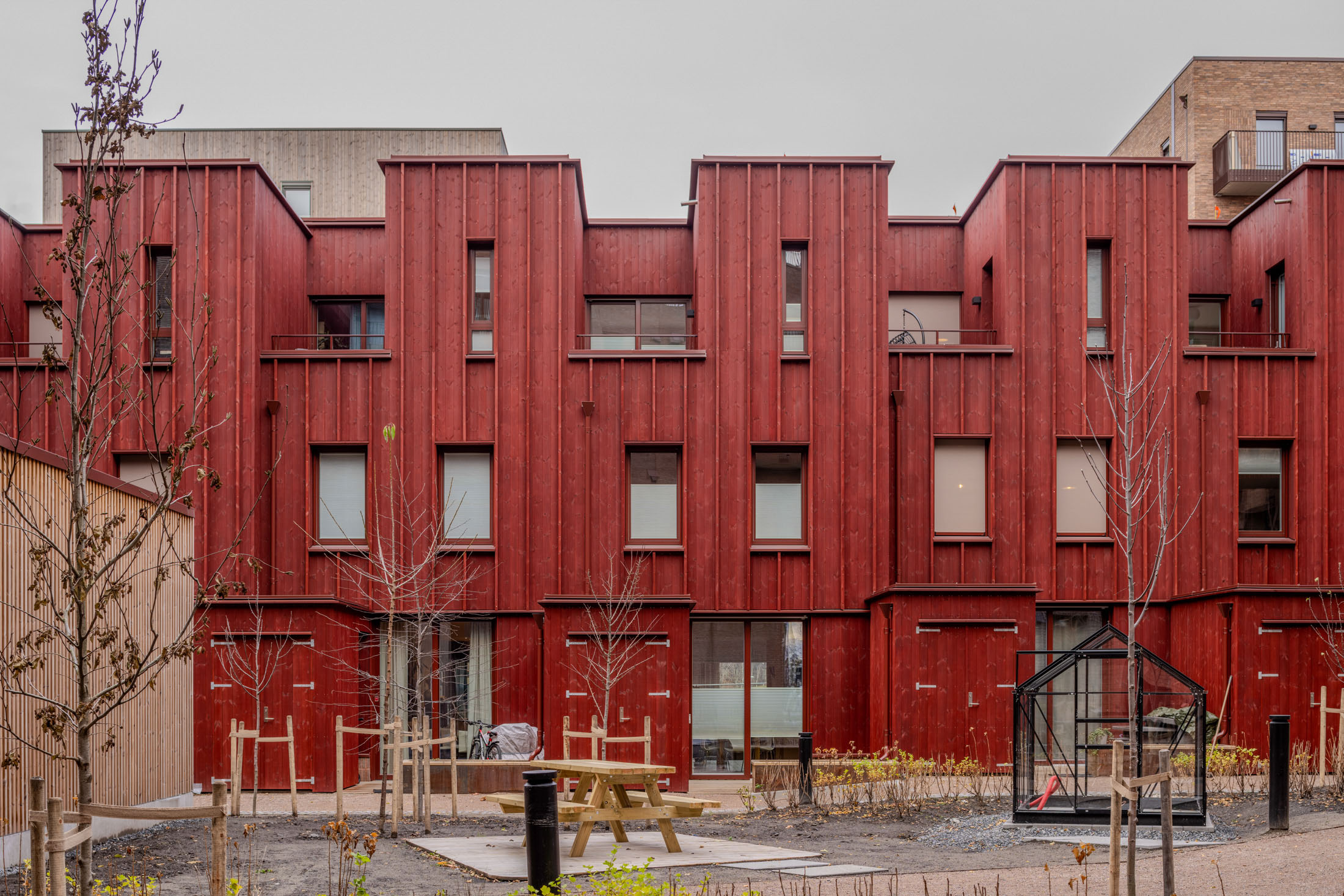 Woodify har levert Thermowood furu patina med farge til prosjektet på Nansenløkka på Fornebu