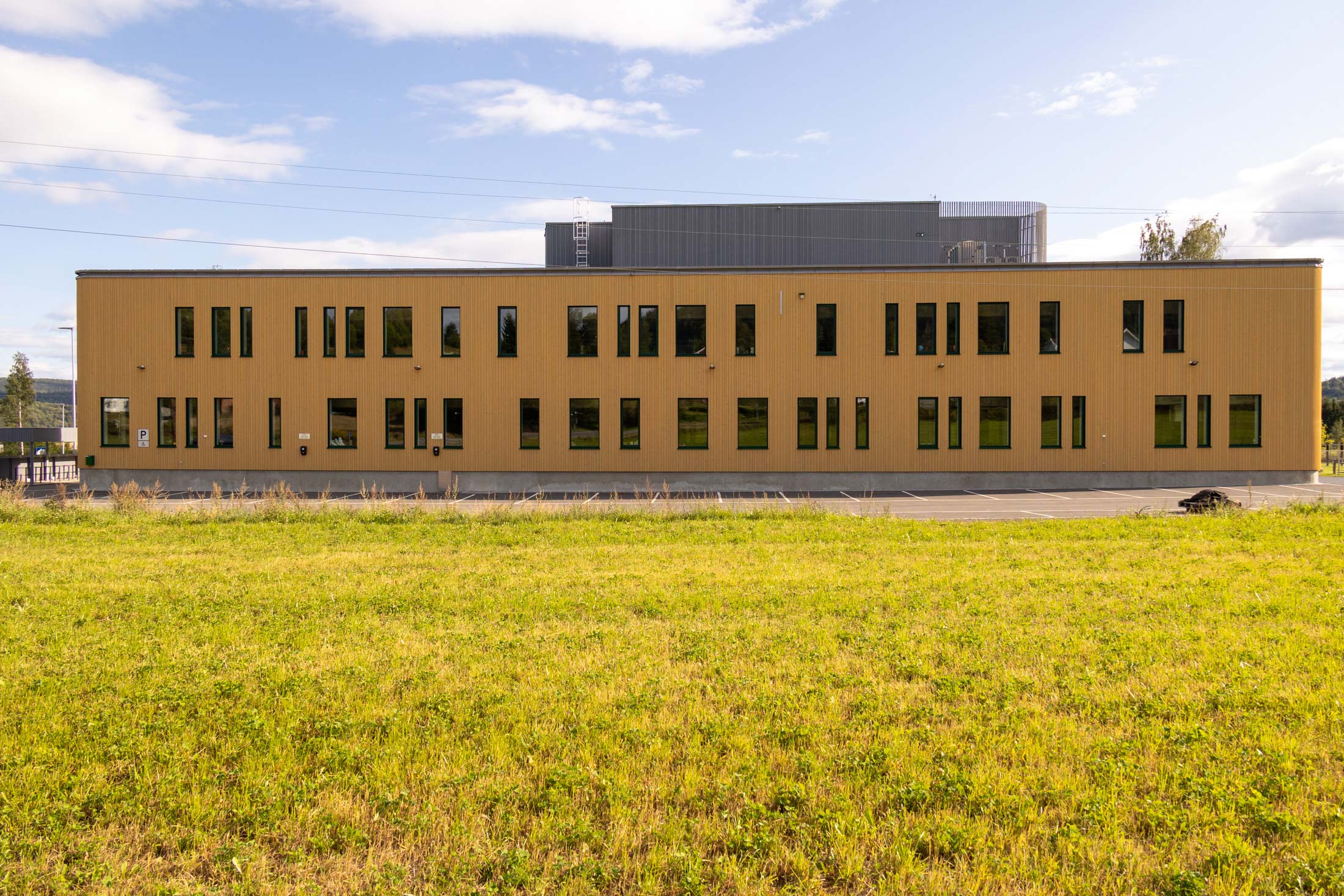 Egge skole har fått Thermowood med farge fra Woodify