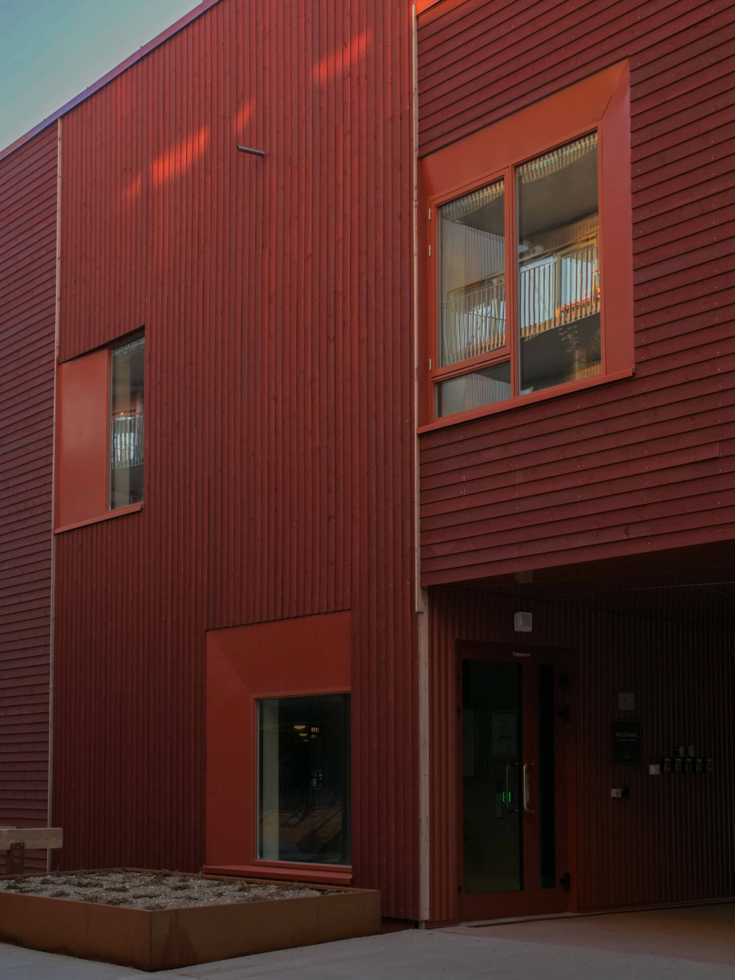 Thermowood med farge Vervet barnehage har fått Thermowood med farge fra Woodify