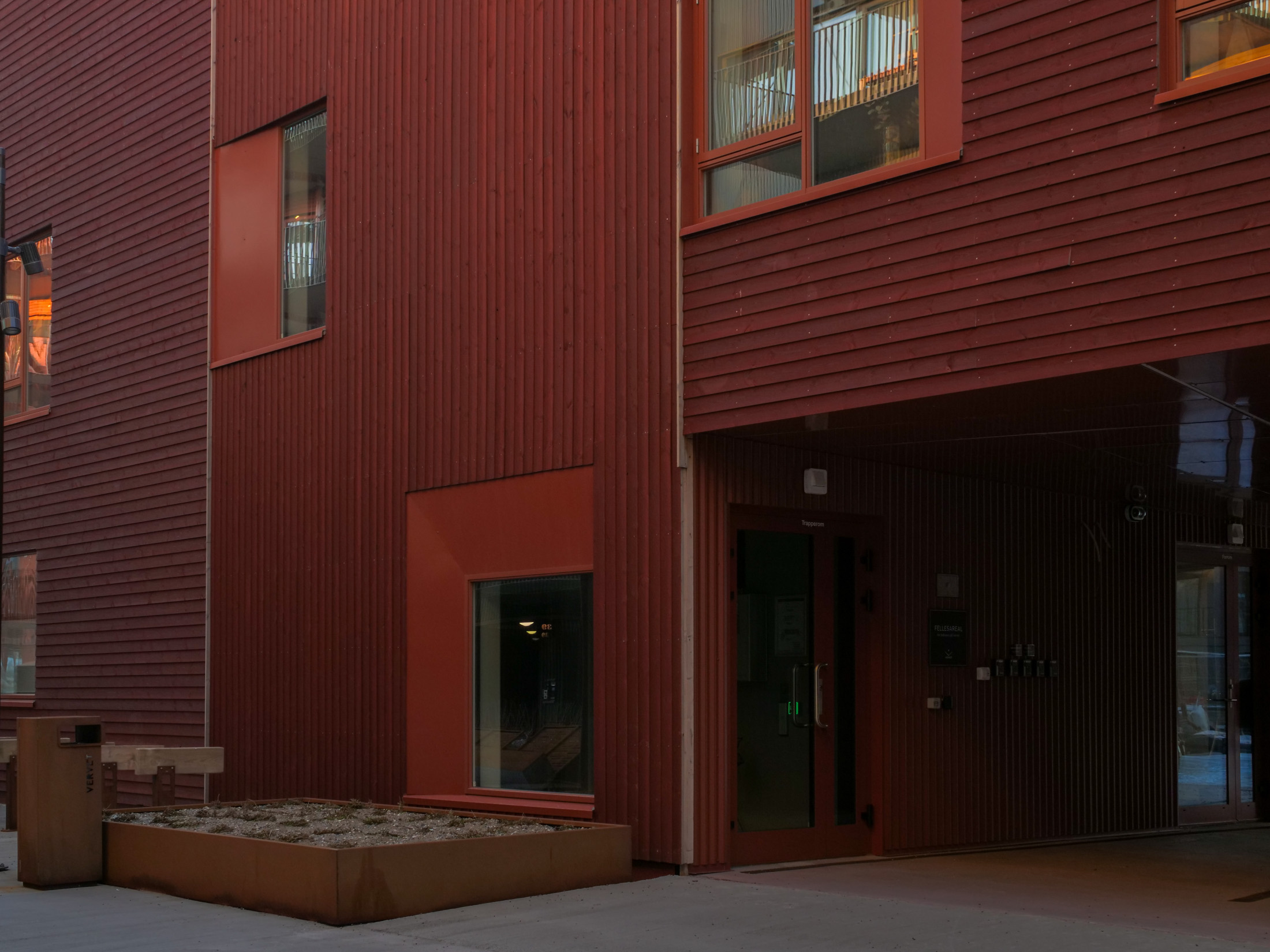 Thermowood med farge Vervet barnehage har fått Thermowood med farge fra Woodify