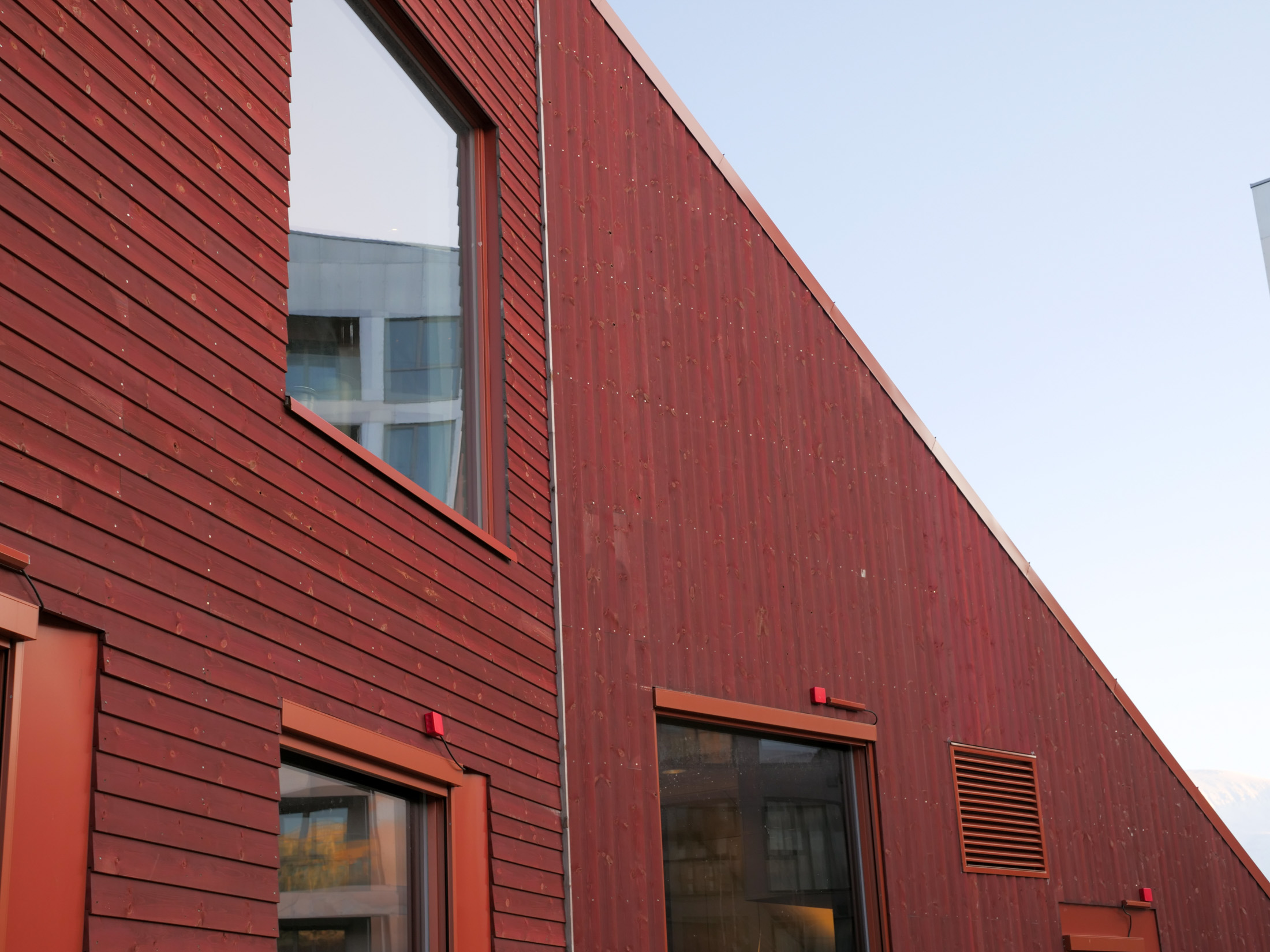 Thermowood med farge Vervet barnehage har fått Thermowood med farge fra Woodify