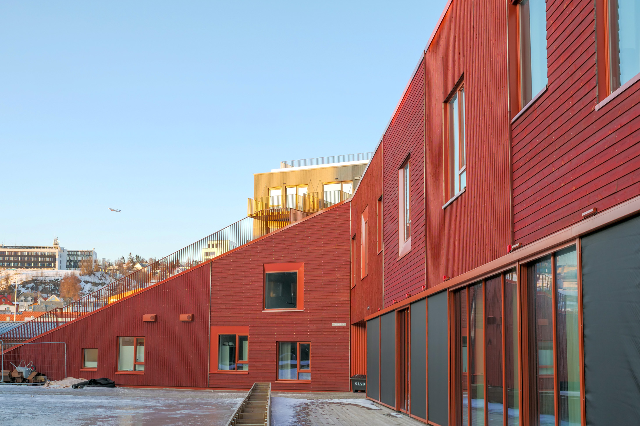 Vervet barnehage har fått Thermowood med farge fra Woodify